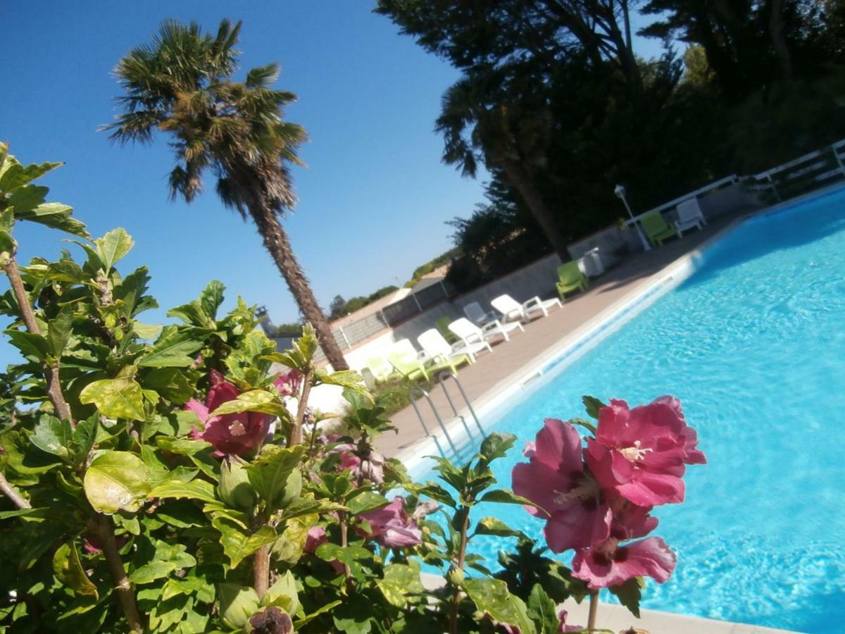 Le Clos Fleuri Hotel Medis Exterior photo